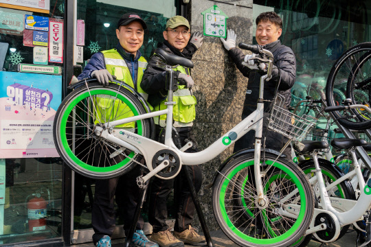 서울시설공단의 '따릉이포' 사업에 참여한 민간 자전거 대리점 관계자들이 수리 작업을 맡은 서울시 공공자전거 '따릉이'를 들어 보이고 있다.[서울시 제공]